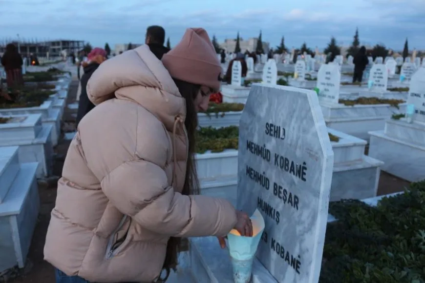 Mûm li ser gorên şehîdên Kobanê û şehîdên meha Çileyê hatin pêxistin