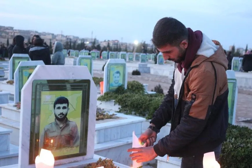Mûm li ser gorên şehîdên Kobanê û şehîdên meha Çileyê hatin pêxistin