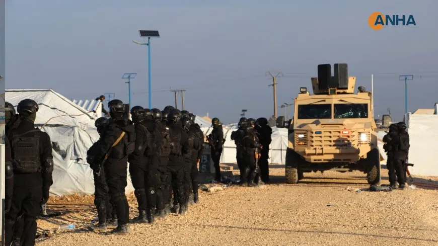 Li kampa Holê gelek amûrên leşkerî, xendeq û jêrzemîn hatin dîtin