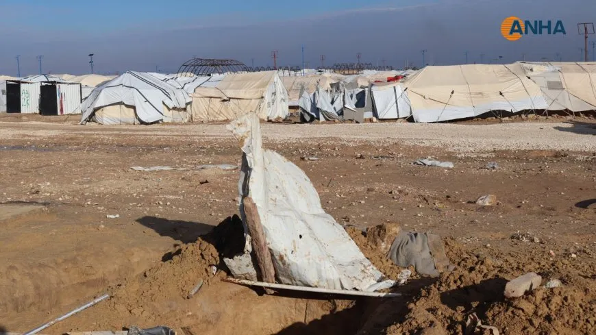 Li kampa Holê gelek amûrên leşkerî, xendeq û jêrzemîn hatin dîtin