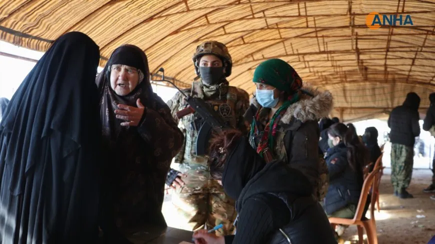 Li kampa Holê gelek amûrên leşkerî, xendeq û jêrzemîn hatin dîtin