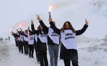 "Meşa Azadiyê ya Mezin" bi çepik û tilîliyan didome