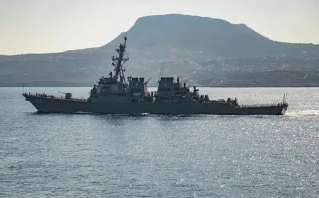 Li nêzî beravên Yemenê teqînek di keştiyeke Brîtanyayê de çêbû