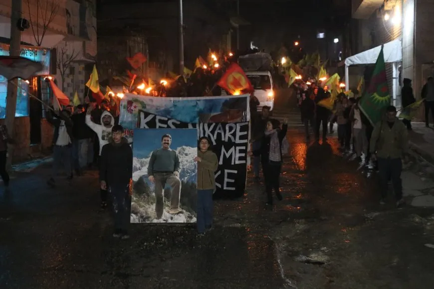 Ciwanên Helebê bi meşekê piştgirî da HRE'yê