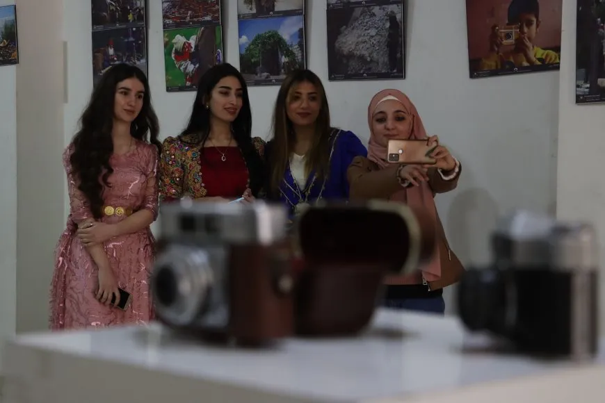 Mîhrîcana Wêneyên Fotografîk li dar dikeve