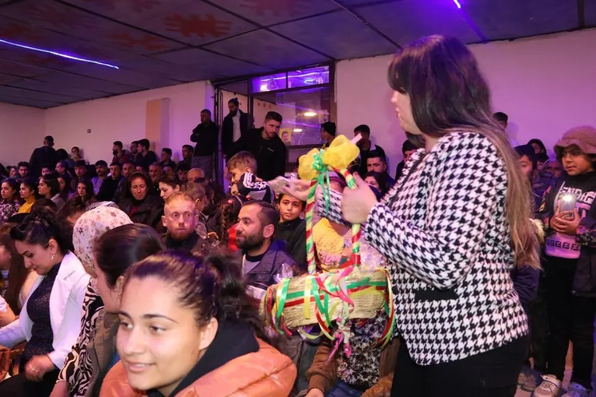 Êzidiyên Efrînê bi boneya Cejna Bêxwîn şahiyek li dar xist