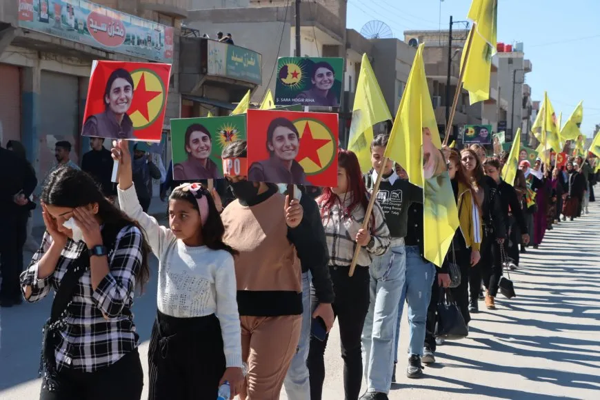 Li Qamişloyê meşa ji bo bîranîna şehîd Bîşeng û şehîd Sara