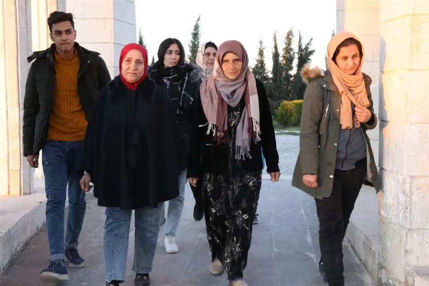 Bi boneya 8'ê Adarê mûm li ser gorên şehîdan hatin pêxistin