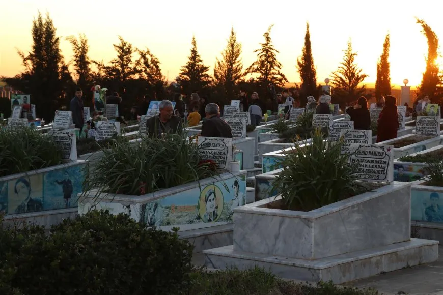 Bi boneya 8'ê Adarê mûm li ser gorên şehîdan hatin pêxistin