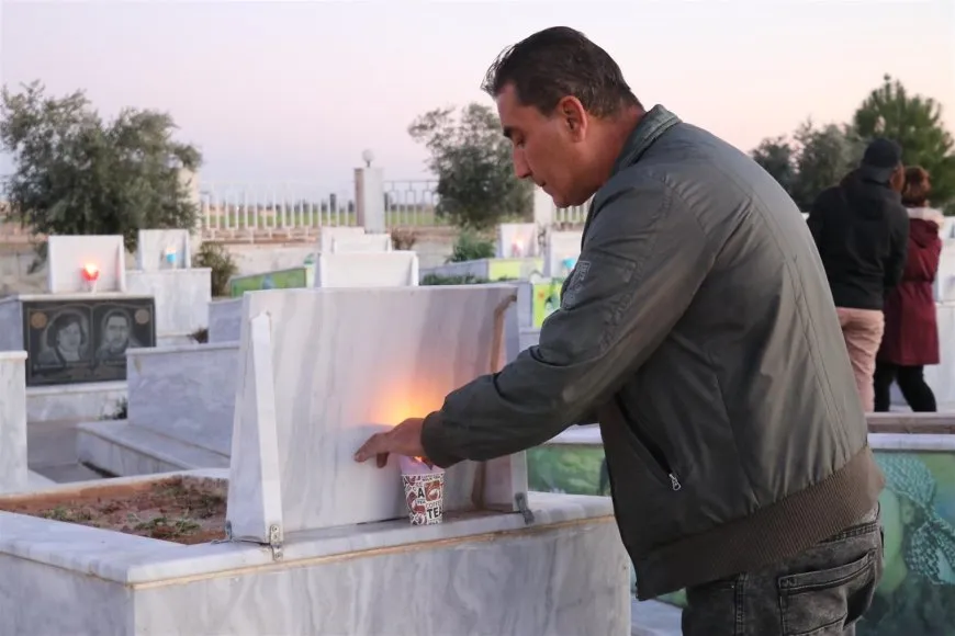 Bi boneya 8'ê Adarê mûm li ser gorên şehîdan hatin pêxistin