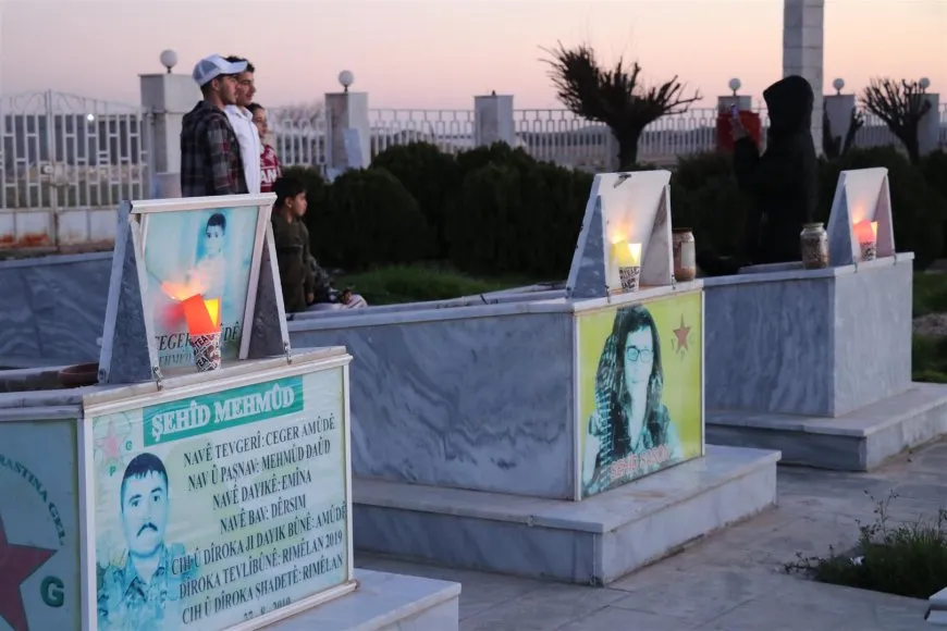 Bi boneya 8'ê Adarê mûm li ser gorên şehîdan hatin pêxistin