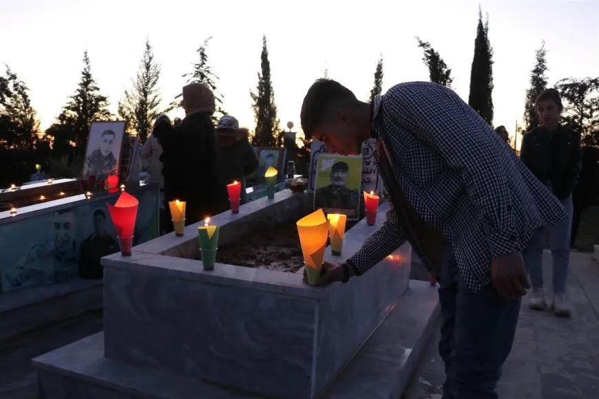 Bi boneya 8'ê Adarê mûm li ser gorên şehîdan hatin pêxistin