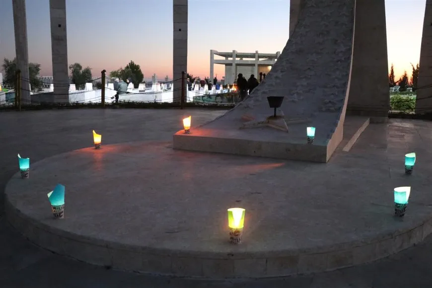 Bi boneya 8'ê Adarê mûm li ser gorên şehîdan hatin pêxistin