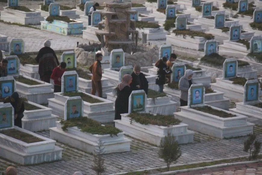 Bi boneya 8'ê Adarê mûm li ser gorên şehîdan hatin pêxistin