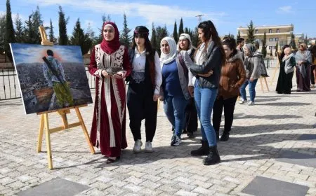 Li Kobanê bi boneya 8’ê Adarê pêşangehek hat vekirin