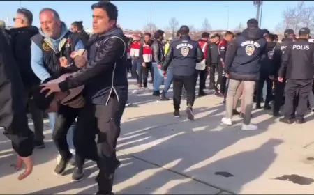 Polîsan di Newroza Stenbolê de êrişî gel û rojnamevanan kir
