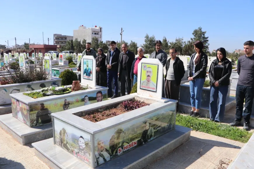 Di salvegera 11`an a ANHA`yê de serdana gorên şehîdan hate kirin