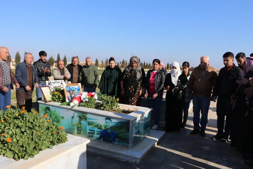 Di salvegera 11`an a ANHA`yê de serdana gorên şehîdan hate kirin