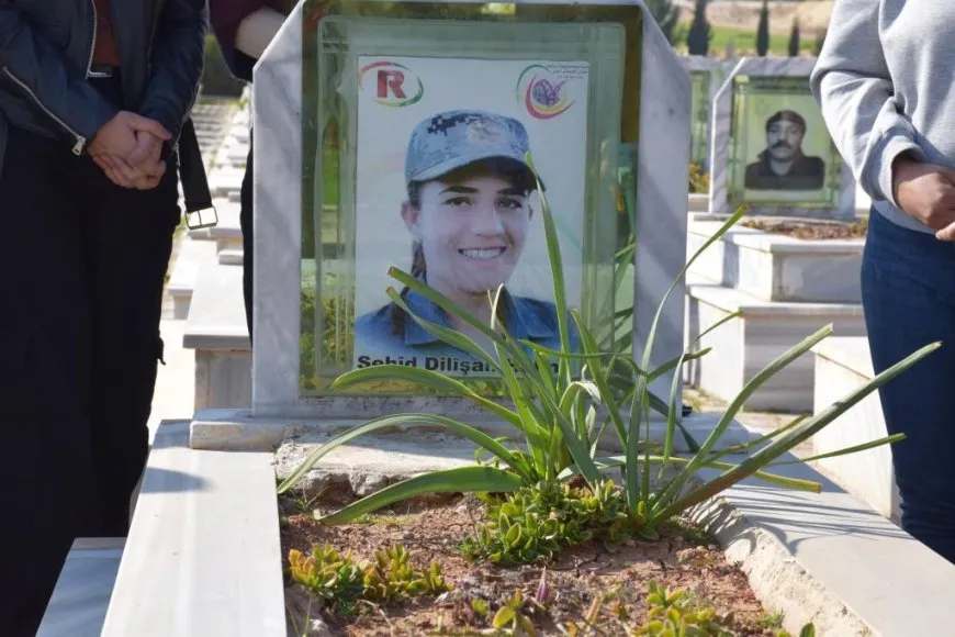Di salvegera 11`an a ANHA`yê de serdana gorên şehîdan hate kirin