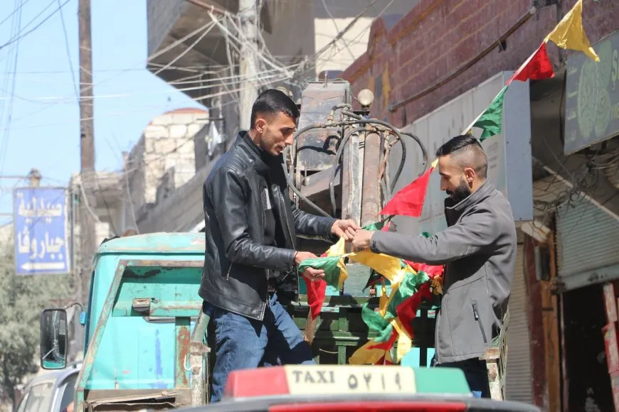 Kolan bi rengên 8’ê Adarê tên xemilandin