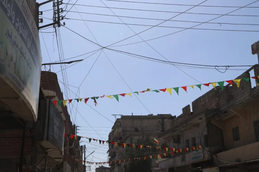 Kolan bi rengên 8’ê Adarê tên xemilandin