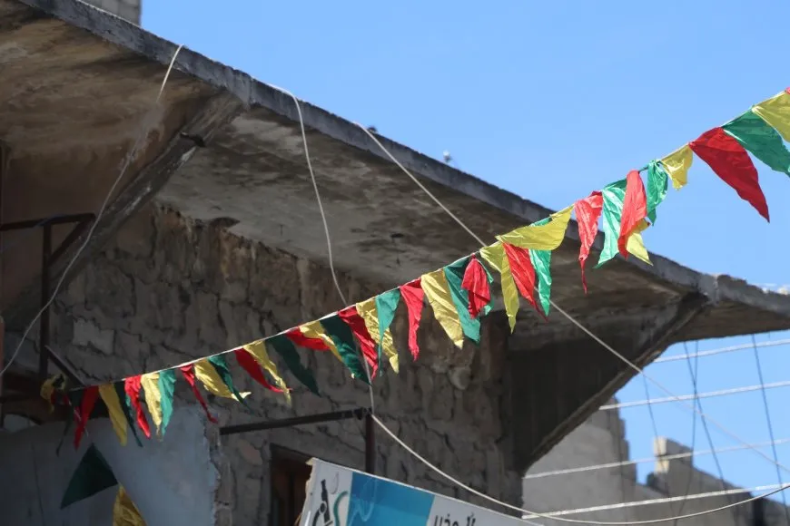 Kolan bi rengên 8’ê Adarê tên xemilandin
