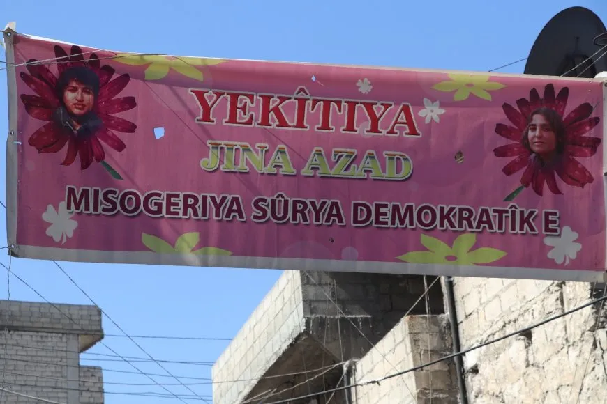 Kolan bi rengên 8’ê Adarê tên xemilandin