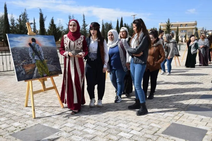 Li Kobanê bi boneya 8’ê Adarê pêşangehek hat vekirin