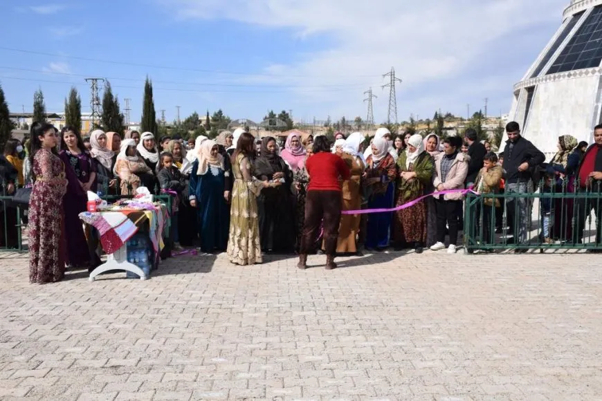 Li Kobanê bi boneya 8’ê Adarê pêşangehek hat vekirin