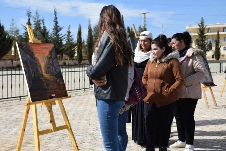 Li Kobanê bi boneya 8’ê Adarê pêşangehek hat vekirin
