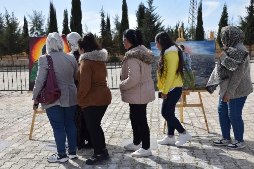 Li Kobanê bi boneya 8’ê Adarê pêşangehek hat vekirin