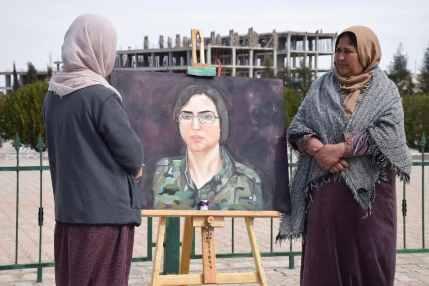 Li Kobanê bi boneya 8’ê Adarê pêşangehek hat vekirin