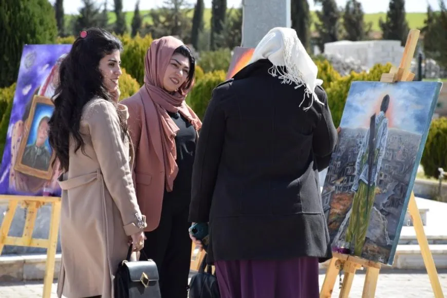 Li Kobanê bi boneya 8’ê Adarê pêşangehek hat vekirin