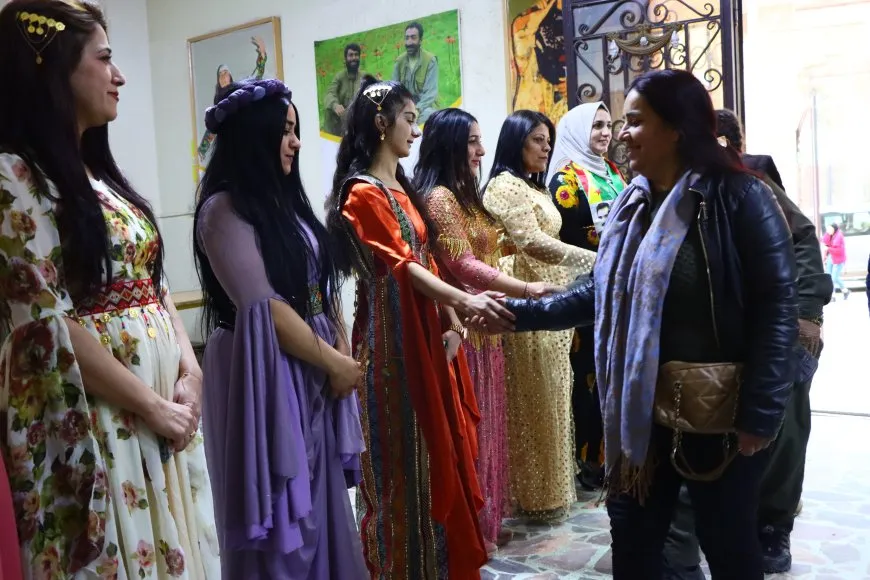 Fîlmê ‘Stranên Keziya Sor’ li Qamişloyê hat pêşandan
