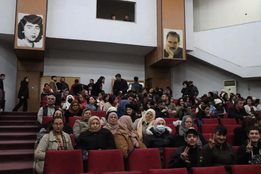 Fîlmê ‘Stranên Keziya Sor’ li Qamişloyê hat pêşandan