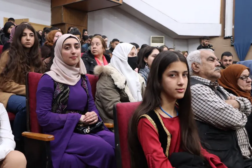 Fîlmê ‘Stranên Keziya Sor’ li Qamişloyê hat pêşandan