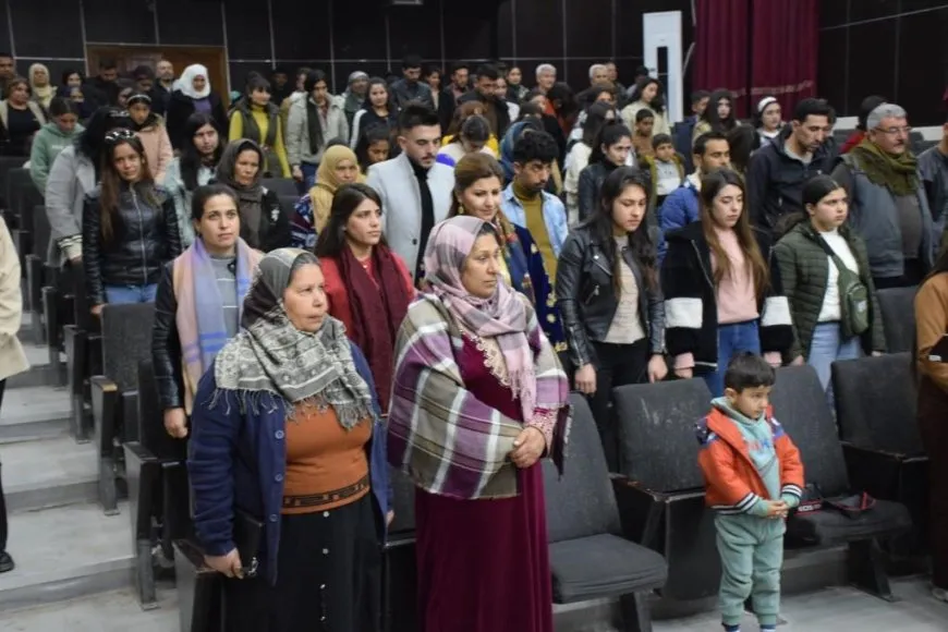 Fîlmê ‘Stranên Keziya Sor’ li Qamişloyê hat pêşandan
