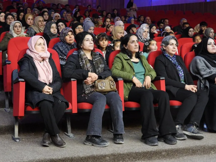 Fîlmê ‘Stranên Keziya Sor’ li Qamişloyê hat pêşandan