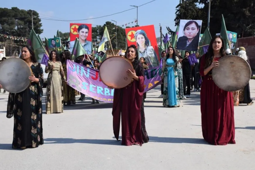 Yekitiya Jinên Ciwan meşek li dar xist
