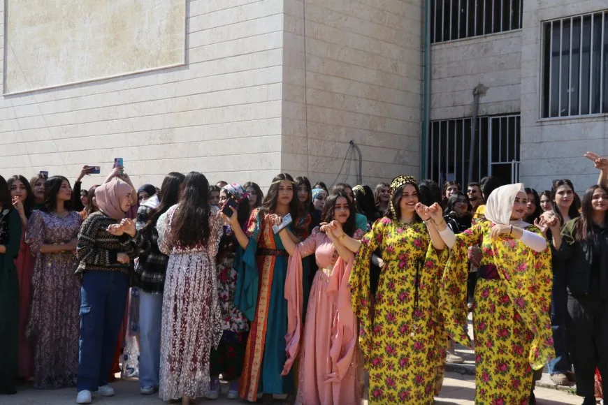 Bi boneya 8`ê Adarê şahî û pêşangeh li dar ketin