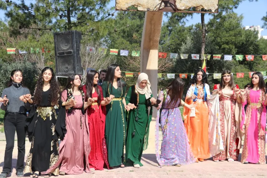 Bi boneya 8`ê Adarê şahî û pêşangeh li dar ketin