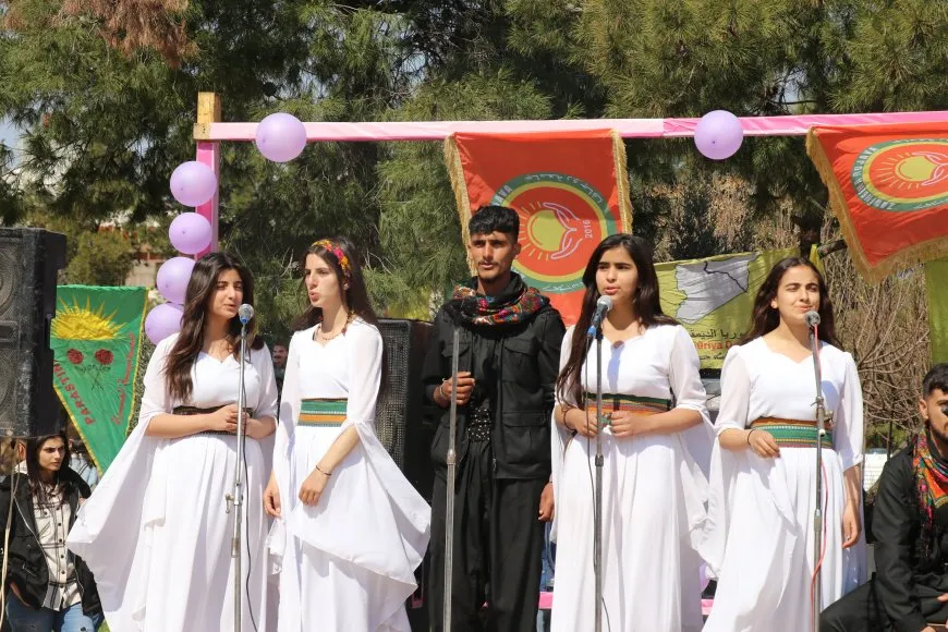 Bi boneya 8`ê Adarê şahî û pêşangeh li dar ketin