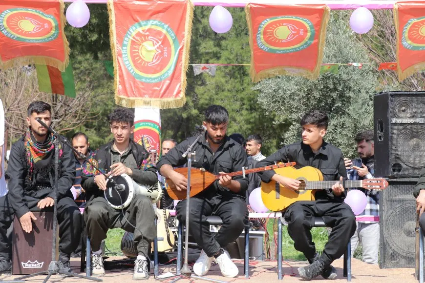 Bi boneya 8`ê Adarê şahî û pêşangeh li dar ketin