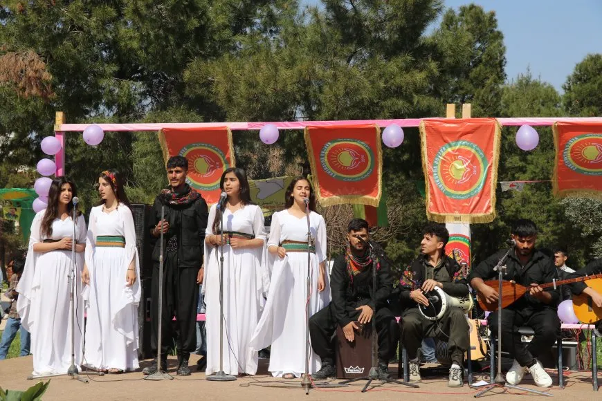 Bi boneya 8`ê Adarê şahî û pêşangeh li dar ketin