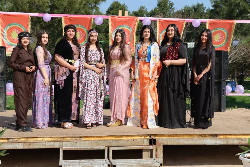 Bi boneya 8`ê Adarê şahî û pêşangeh li dar ketin