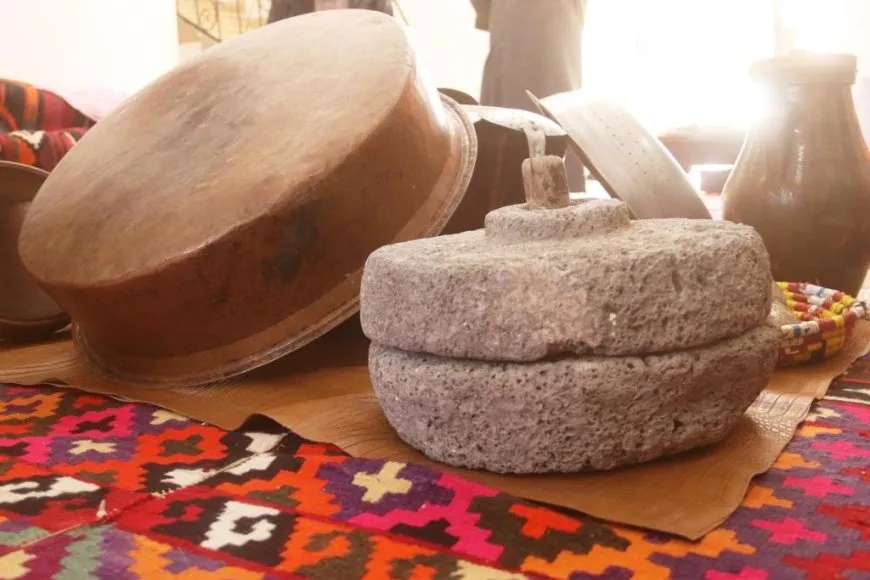 Ji zarokatiya xwe ve tiştên folklorî berhev kirin