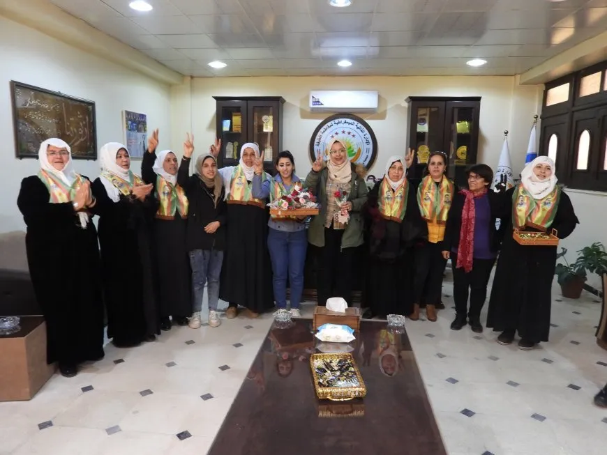 Dayikên Aştiyê gul diyarî endamên jin ên Hêzên Ewlekariye kirin