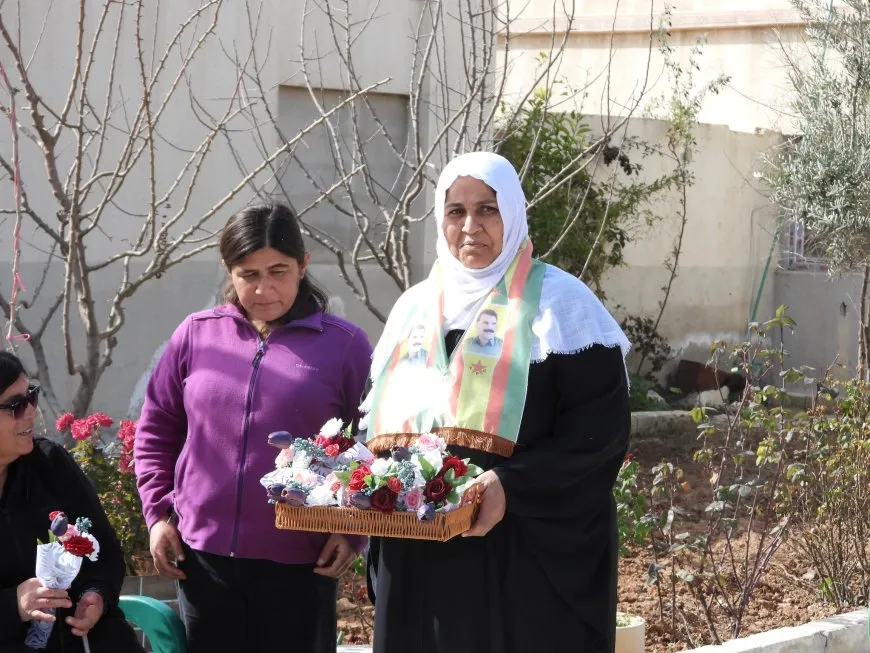 Dayikên Aştiyê gul diyarî endamên jin ên Hêzên Ewlekariye kirin