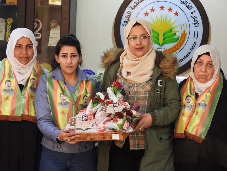 Dayikên Aştiyê gul diyarî endamên jin ên Hêzên Ewlekariye kirin