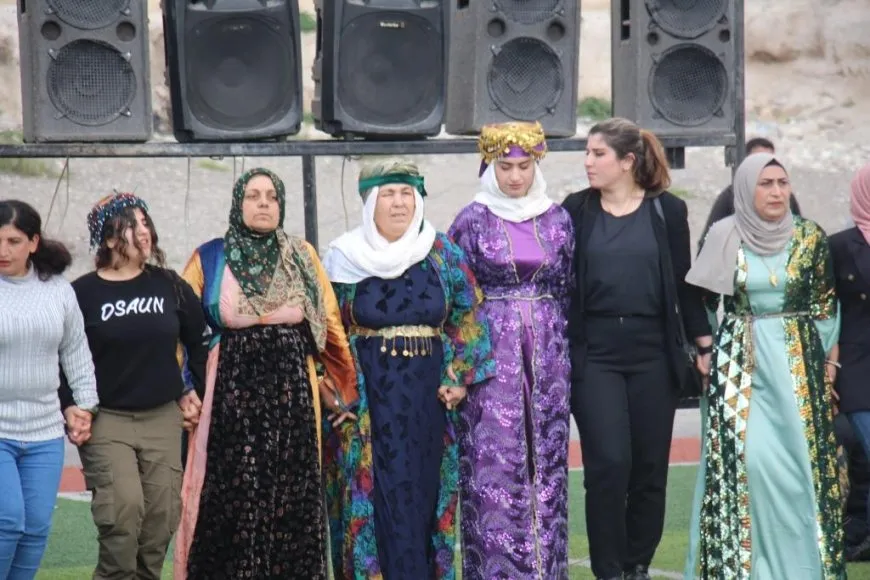 Jinên Minbicê: Em ê di şikandina bendên koletiyê de têkoşînê dewam bikin